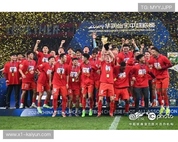 上海海港客场战平大连英博,成功卫冕2025赛季中超冠军 上海海港客场战平大连英博,成功卫冕2025赛季中超冠军