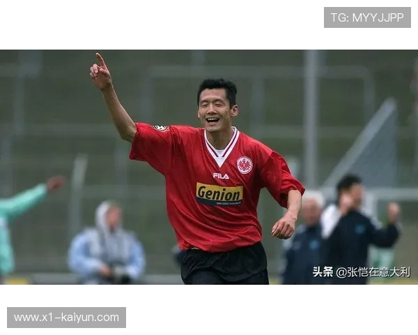 一代球迷的记忆！杨晨比赛中骨裂受伤后扎起绷带头球破门